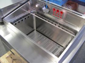 Ultra stable standard resistor maintenance bath